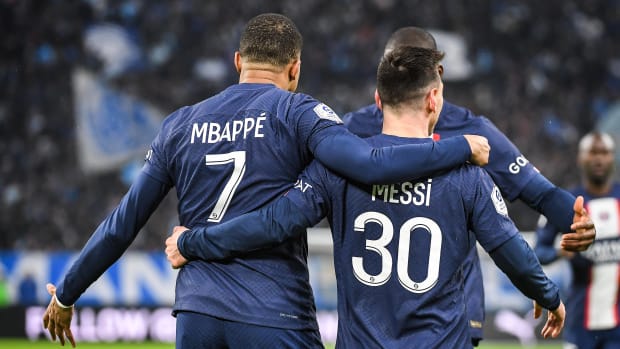 Leo Messi y Kylian Mbappé se abrazan en uniforme de PSG